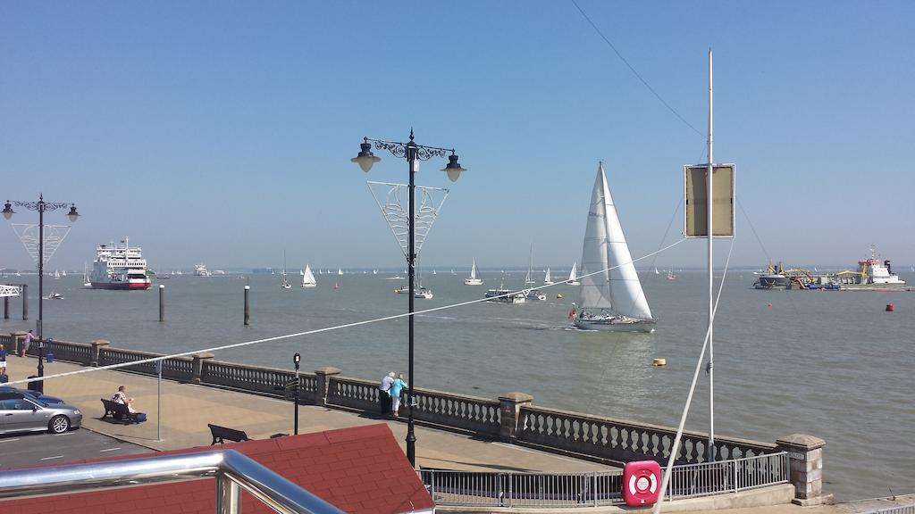Gray'S Inn Cowes  Bagian luar foto